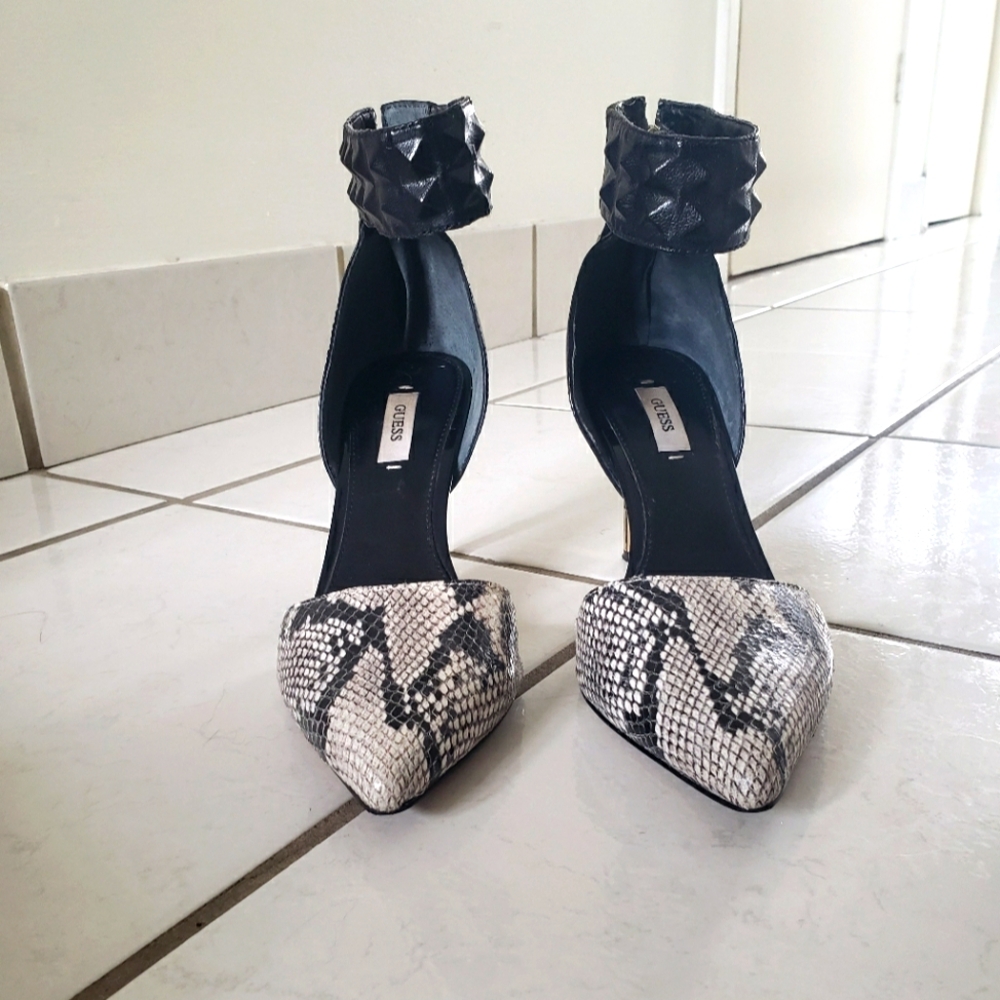 GUESS Closed Toe Point Dress Shoes